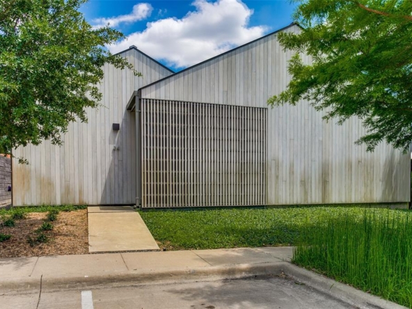 34 Vanguard Way Dallas, TX 75243